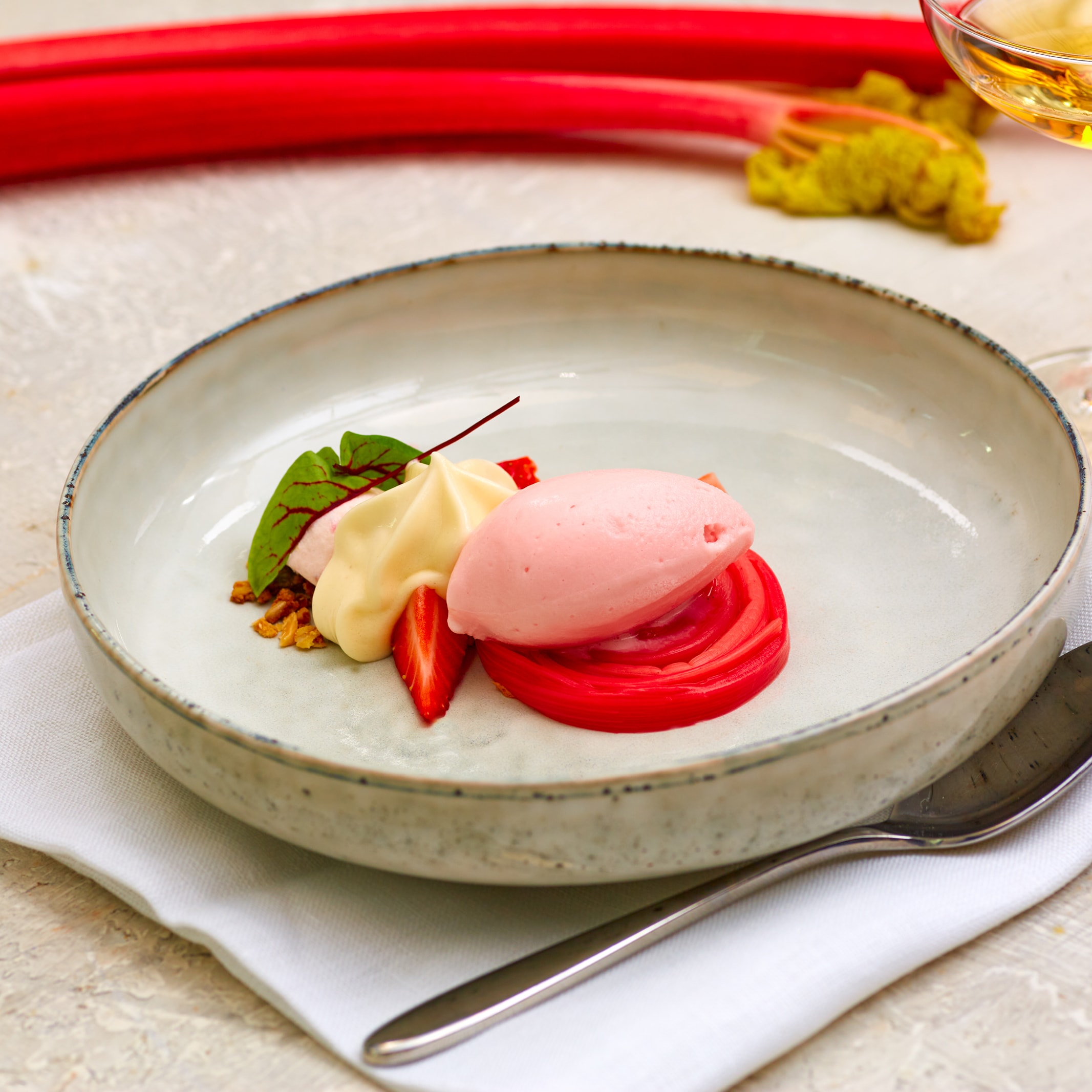 Inkokt glasrabarber, semifreddo på jordgubbar, rabarber- & yoghurtsorbet Inkokt glasrabarber, semifreddo på jordgubbar, rabarber- & yoghurtsorbet